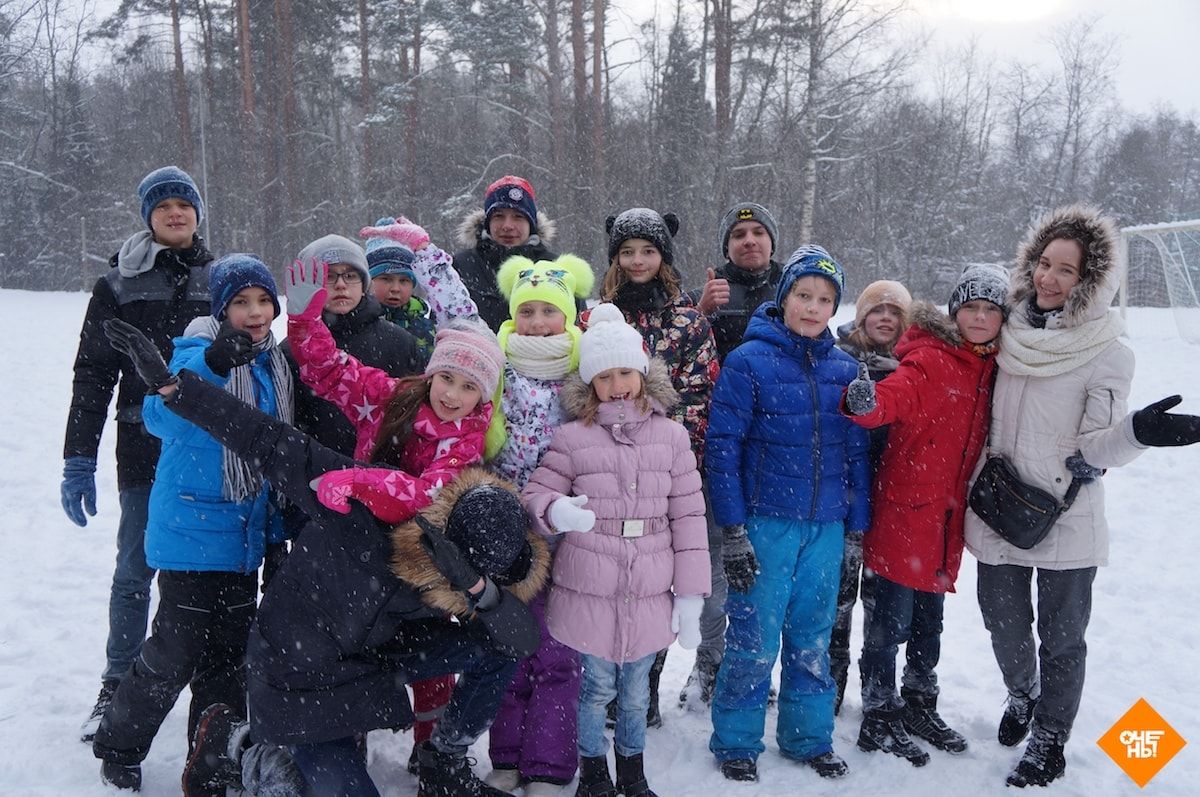 Зимние смены лагеря. Зимний лагерь. Лагерь зимой. Детский лагерь зима. Лагерь очень в Ленинградской области.